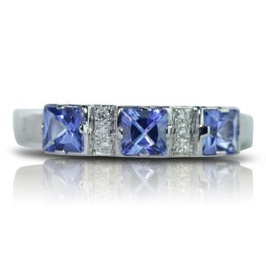 18KW TANZANITE SQUARE RING